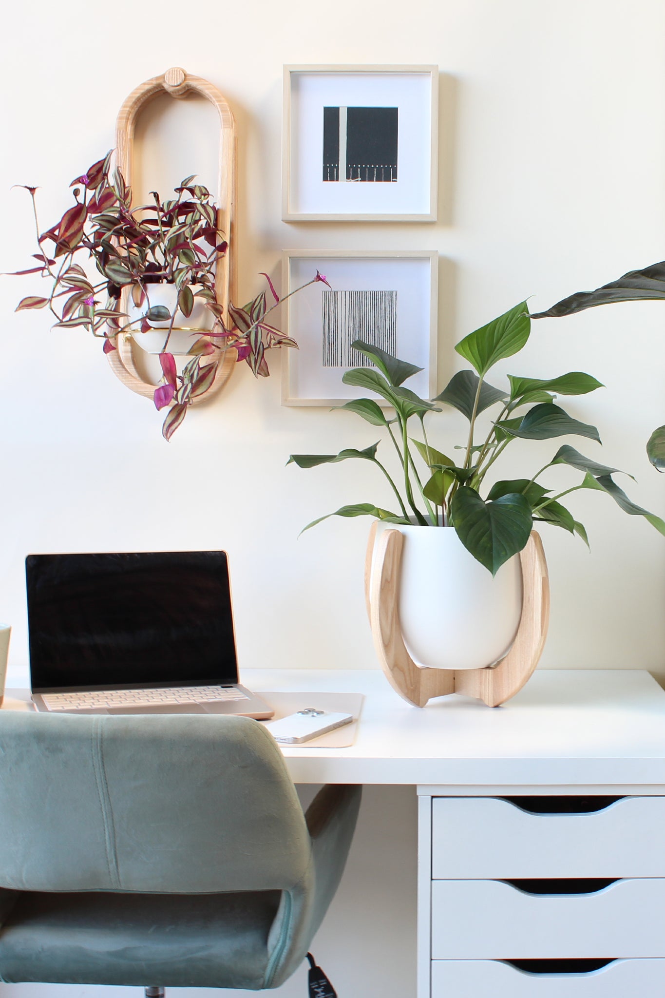 Desk outlet Planter